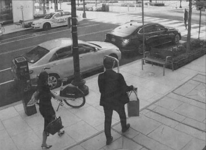 수미 테리가 국정원 직원과 함께 차량으로 이동하는 모습. 미 뉴욕 남부지검 공소장 사진 캡처