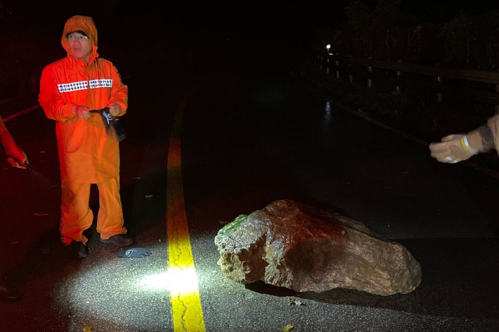 18일 오전 3시쯤 강원 화천의 한 도로에서 낙석 사고가 발생해 지자체와 소방당국 등이 안전 조치에 나섰다. 강원소방본부 제공