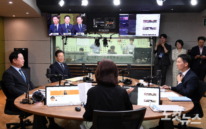 더불어민주당 김두관(왼쪽), 이재명(왼쪽 두 번째), 김지수(오른쪽) 당대표 후보가 18일 오전 서울 양천구 CBS 사옥에서 열린 'CBS 김현정의 뉴스쇼 특집' 더불어민주당 당대표 후보자 토론회를 준비하고 있다. 박종민 기자