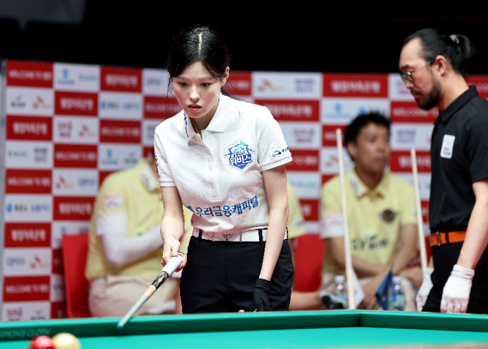 서한솔이 17일 프로당구 팀 리그 1라운드 경기에서 신중하게 라인을 읽고 있다. PBA