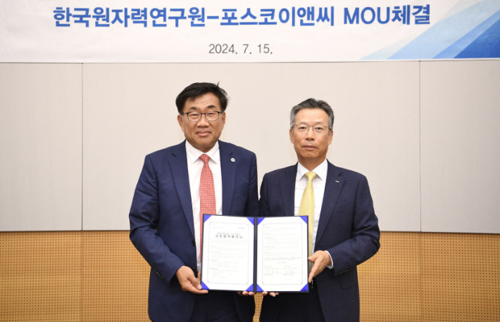 전중선(오른쪽) 포스코이앤씨 사장과 주한규 한국원자력연구원장. 포스코이앤씨 제공