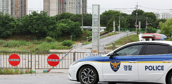오산천 잠수교 출입 통제. 연합뉴스