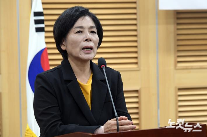 18일 서울 여의도 국회 의원회관에서 열린 '이진숙 방통위원장 후보 언론탄압 증언대회'에서 더불어민주당 소속 최민희 국회 과학기술정보방송통신위원회 위원장이 발언을 하고 있다.