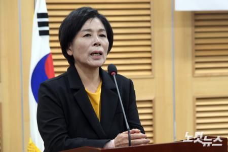 18일 서울 여의도 국회 의원회관에서 열린 '이진숙 방통위원장 후보 언론탄압 증언대회'에서 더불어민주당 소속 최민희 국회 과학기술정보방송통신위원회 위원장이 발언을 하고 있다.