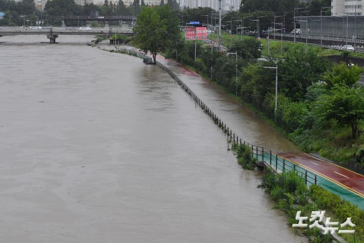 불어난 물에 잠긴 산책로