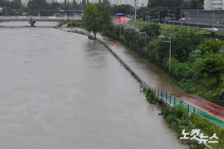 불어난 물에 잠긴 산책로