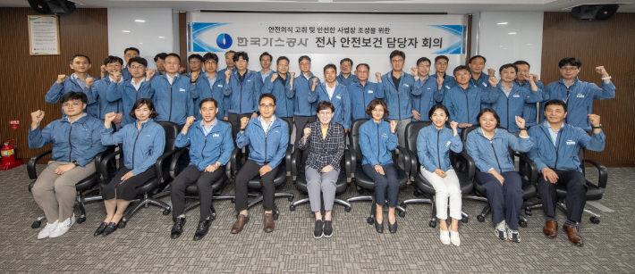 왼쪽에서 네번째 김환용 가스공사 안전기술부사장, 다섯번째 최연혜 가스공사 사장. 가스공사 제공