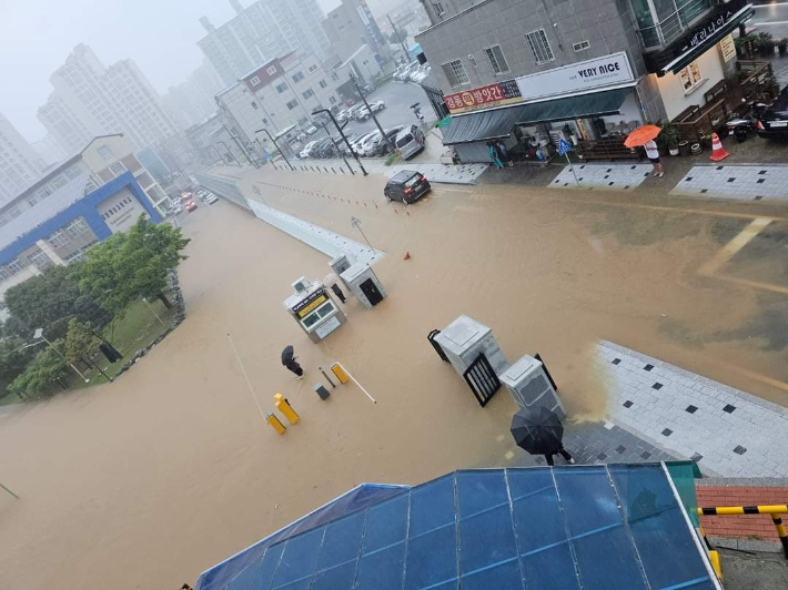 당진시 채운동 일대 도로가 물에 잠겼다. 당진시 제공