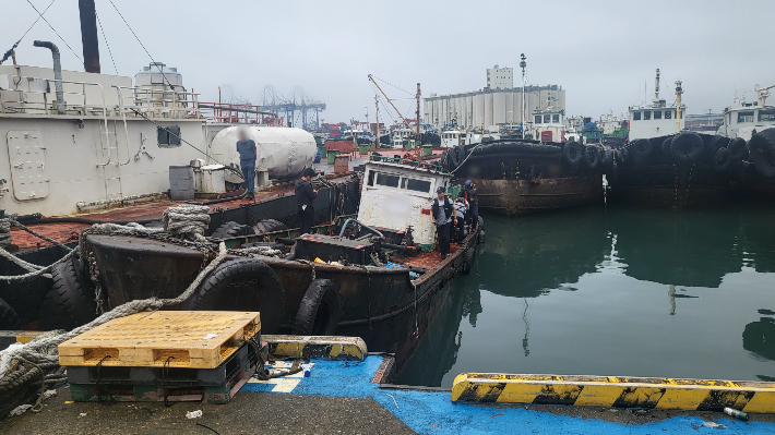 지난 17일 부산 북항 5부두에서 장기계류 선박이 폭우로 기울어진 모습. 부산해양경찰서 제공