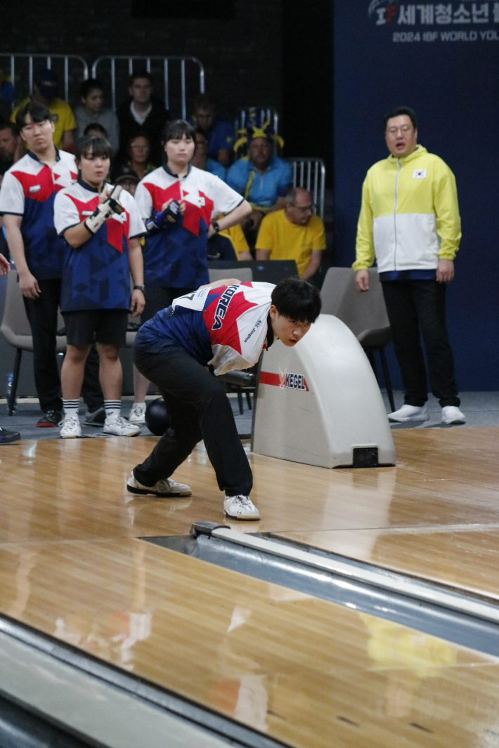 한국 볼링 청소년 대표 배정훈이 18일 세계청소년선수권대회 혼성 4인조 결승에서 투구하고 있다. 대한볼링협회