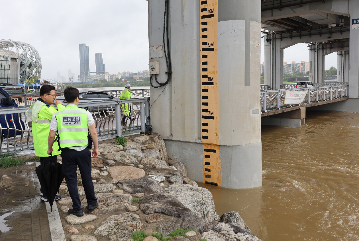 잠수교 수위 살피는 경찰. 연합뉴스