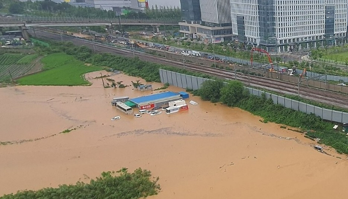 18일 오전 수도권 지역에 내린 폭우로 경기도 평택시 송탄로 한 부지에 주차된 차량이 물에 잠겨 있다. 연합뉴스