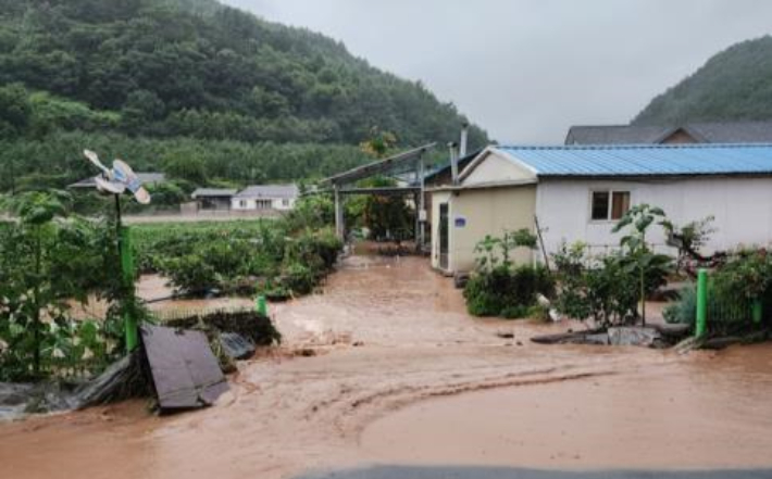 지난주 내린 폭우로 경북 영양군 임양면의 한 주택이 침수됐다. 경북도 제공