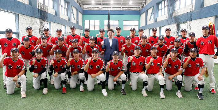 우범기 전주시장이 18일 전주고 야구부 훈련장을 찾아 선수들을 격려했다. 전주시 제공