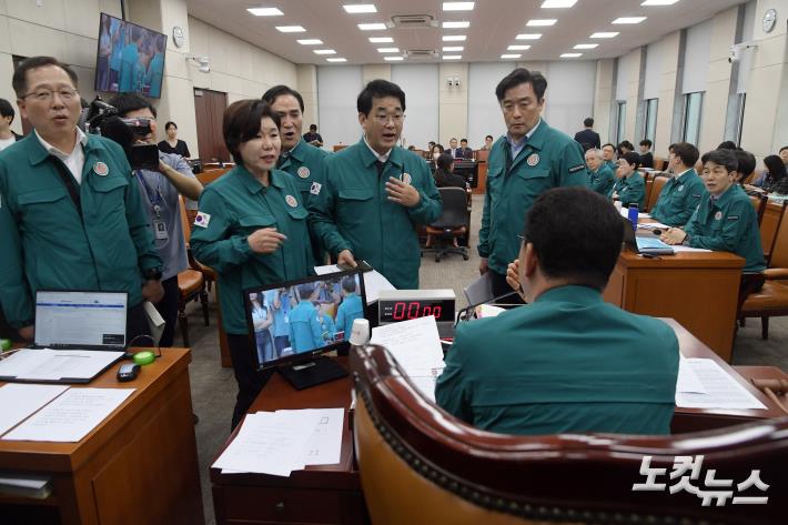 행안위원장에게 항의하는 국민의힘 의원들