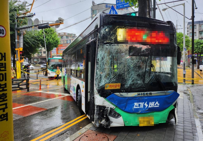 사고가 난 전기버스 모습. 사진 연합뉴스