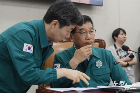 대화하는 신정훈 행안위원장-윤건영 야당 간사