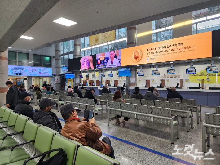 지난 2월 광주 동구 조선대병원 진료 접수 대기 중인 환자들 모습. 박요진 기자