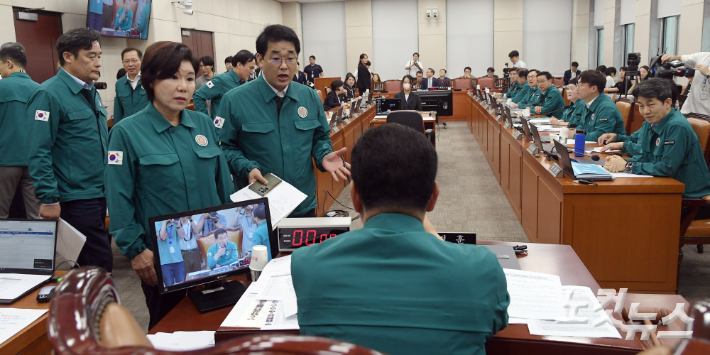 18일 서울 여의도 국회에서 열린 행정안전위원회 전체회의에서 여야 의원들이 '더불어민주당 이재명의원 발의 민생회복지원금 지급을 위한 특별법안'을 놓고 격돌한 가운데 여당인 국민의힘 의원들이 신정훈 위원장에게 회의 진행에 대해 항의하고 있다. 윤창원 기자