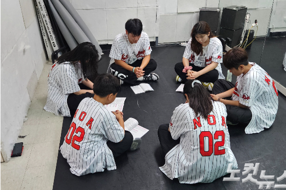 공연 연습 후 기도와 말씀 묵상의 시간을 갖고 있는 노아선교단 파리선교팀.