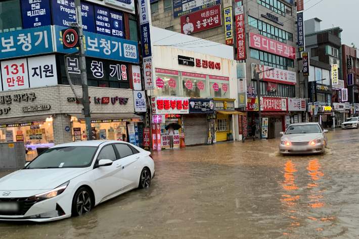 집중호우에 침수된 평택역 일대. 연합뉴스