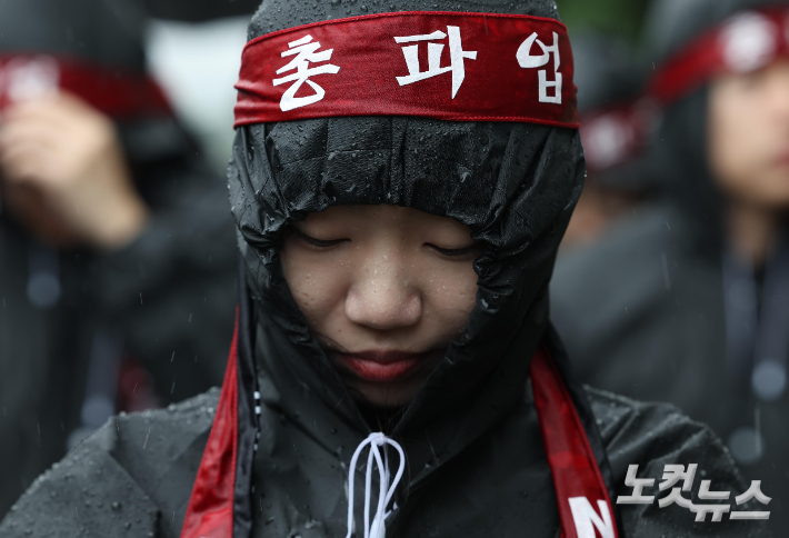 전국삼성전자노동조합 조합원들이 8일 오전 경기 화성시 삼성전자 화성캠퍼스 앞에서 총파업 결의대회를 갖고 구호를 외치고 있다. 화성=황진환 기자