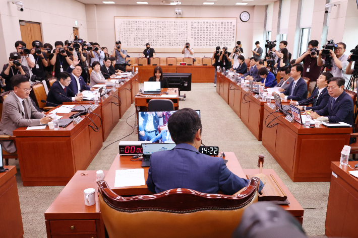 정청래 국회 법제사법위원장이 16일 오후 국회 법사위 전체회의에서 '윤석열 대통령 탄핵 국민청원' 청문회 증인 추가 출석 요구의 건을 상정하고 있다. 연합뉴스