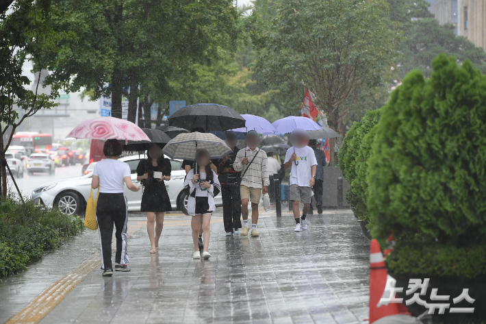 우산을 쓴 시민들이 발걸음을 옮기고 있다. 박종민 기자