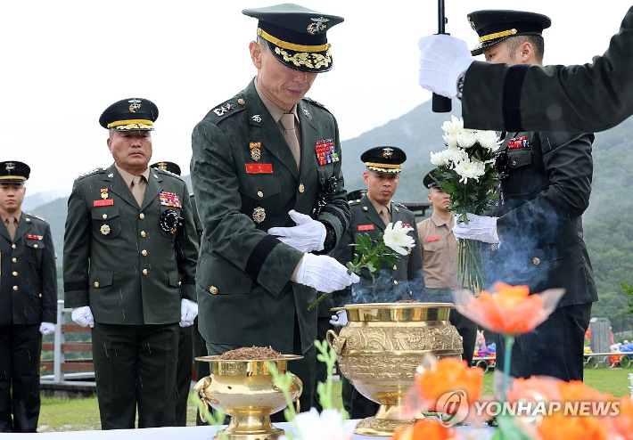 (대전=연합뉴스) 김준범 기자 = 해병대 채수근 상병 순직 1주기를 하루 앞둔 18일 오전 임성근 해병대 전 1사단장이 국립대전현충원 채수근 상병 묘소를 찾아 헌화하고 있다. 2024.7.18 psykims@yna.co.kr 연합뉴스