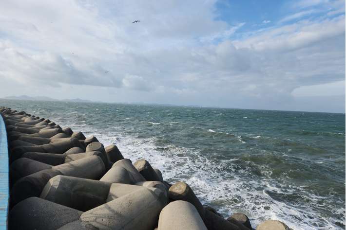 파도가 일고 있는 군산 비응항 인근 방파제. 군산해경 제공