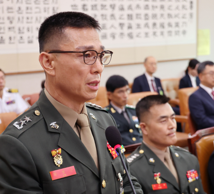 19일 국회 법제사법위원회에서 열린 '윤석열 대통령 탄핵소추안 발의 요청' 국민동의 청원 관련 청문회에 증인으로 출석한 임성근 전 해병대 1사단장이 선서 거부 이유를 밝히고 있다. 연합뉴스