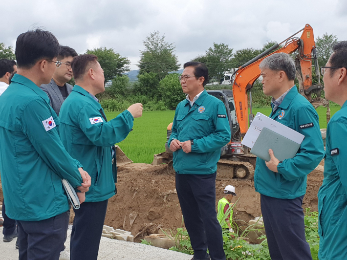 19일 김석필 천안부시장(가운데)이 호우피해현장을 점검했다. 천안시 제공