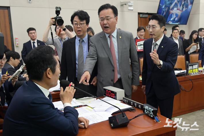 19일 서울 여의도 국회 법제사법위원회에서 열린 