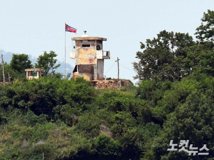 지난달 5일 오전 경기 파주시 접경지역에서 바라본 북한 초소에 인공기가 펄럭이고 있다. 황진환 기자