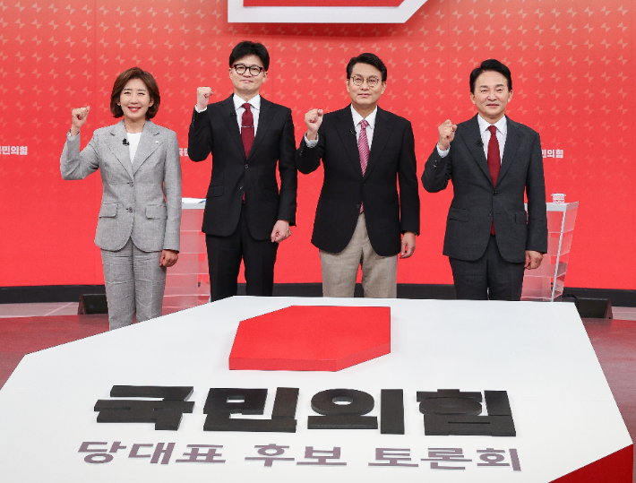 19일 서울 양천구 SBS 스튜디오에서 열린 국민의힘 제5차 전당대회 당대표 후보 방송토론회에 나선 나경원(왼쪽부터), 한동훈, 윤상현, 원희룡 후보가 기념 촬영하고 있다. 연합뉴스