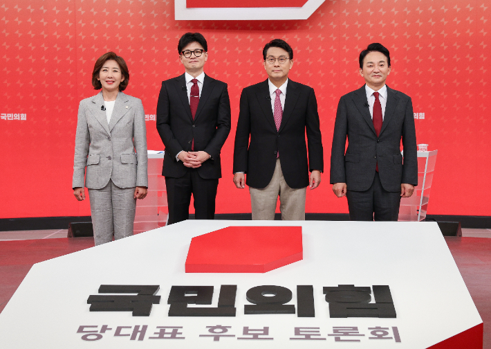 19일 서울 양천구 SBS 스튜디오에서 열린 국민의힘 제6차 전당대회 당대표 후보 방송토론회에 나선 나경원(왼쪽부터), 한동훈, 윤상현, 원희룡 후보가 기념 촬영을 하는 모습. 연합뉴스