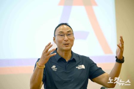 파리 플랫폼 설명하는 정재근 선수촌장