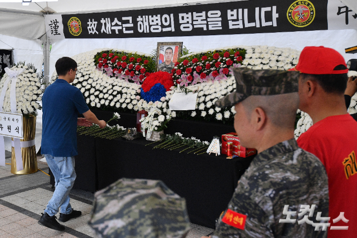 해병대 채 상병 순직 1주기인 지난 19일 서울 중구 청계광장에 마련된 '채 상병 1주기 추모 시민분향소'에서 한 시민이 고(故) 채수근 상병의 명복을 빌며 추모하고 있다. 류영주 기자