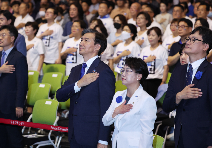 20일 오후 경기도 수원시 영통구 수원컨벤션센터에서 열린 조국혁신당 제1차 전국당원대회에서 조국 당대표 후보를 비롯한 참석자들이 국기에 경례하는 모습. 연합뉴스