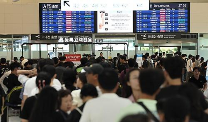 'MS 클라우드 오류'로 길게 늘어선 발권 대기 승객들. 연합뉴스