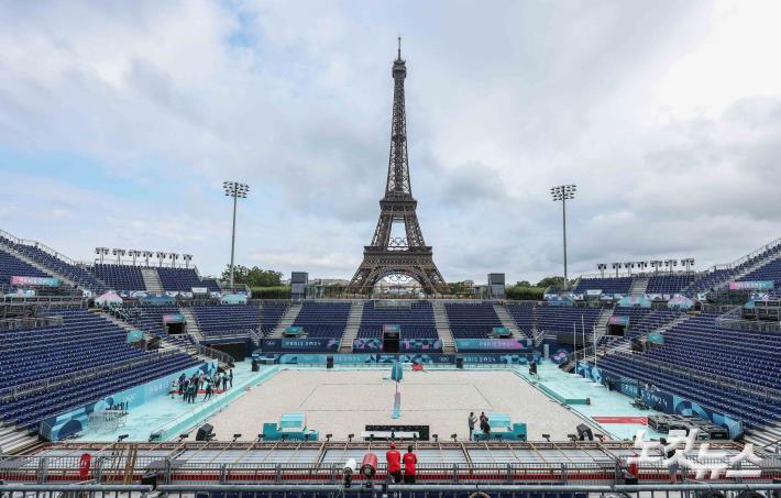 에펠탑 아래 비치발리볼 경기장