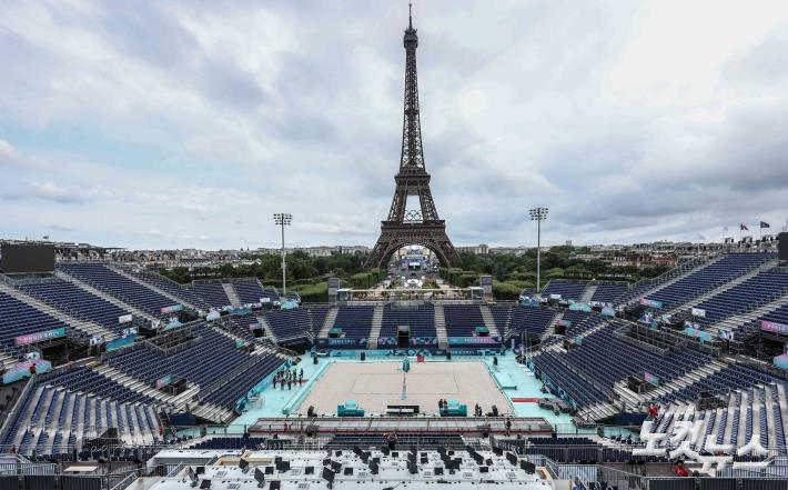 에펠탑 올려다보이는 비치발리볼 경기장