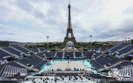 에펠탑 올려다보이는 비치발리볼 경기장