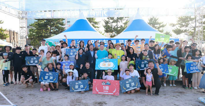 기발한배 콘테스트 수상자들이 기념촬영을 하고 있다. 동구청 제공