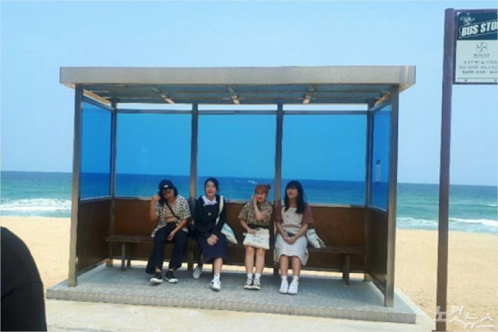 강릉 BTS 정류장에서 기념 사직을 찍고 있는 외국인 관광객들. 전영래 기자