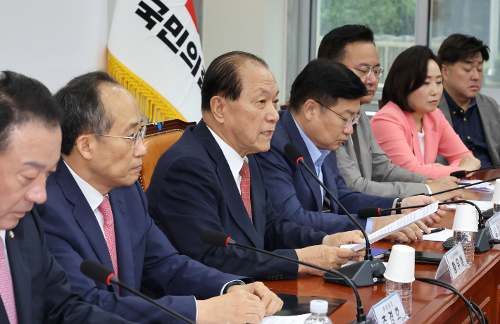 국민의힘 황우여 비상대책위원장(왼쪽 세번째)이 22일 오전 국회에서 열린 비상대책위원회 회의에서 발언하고 있다. 연합뉴스