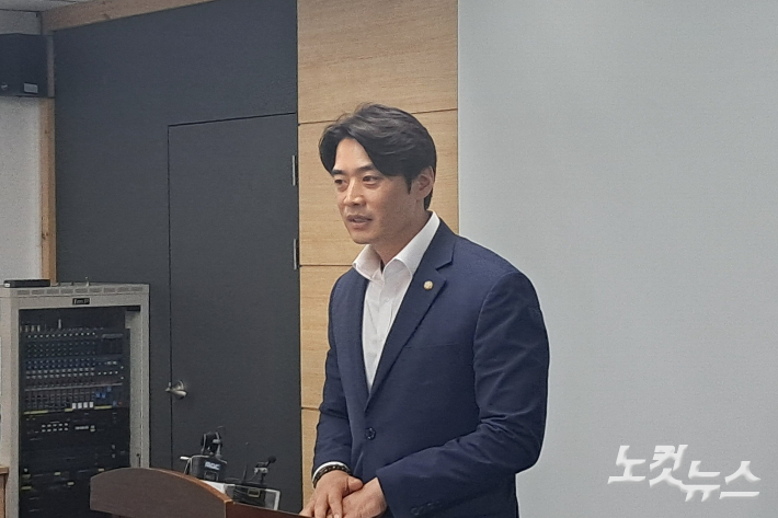 한준호 민주당 최고위원 후보가 22일 전주시청 브리핑룸에서 기자회견을 열고, 정견을 발표하고 있다. 최명국 기자