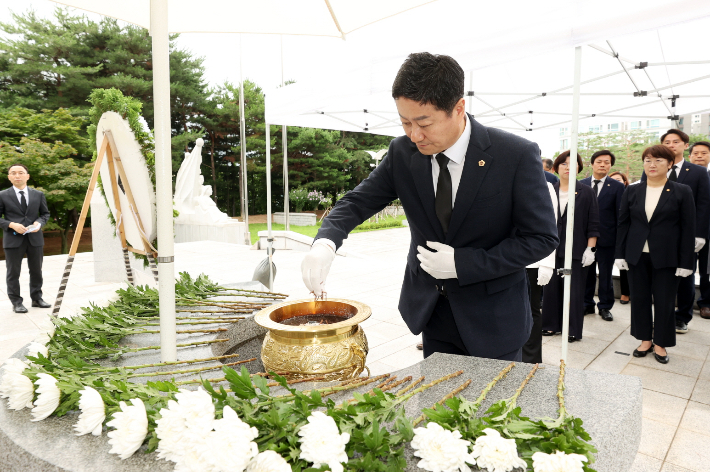 김진경 경기도의회 의장 등 의장단은 22일 취임식 직후 수원 현충탑 참배를 시작으로 공식 의정활동에 들어갔다. 경기도의회 제공