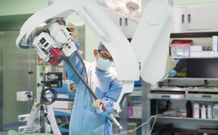 단일공 로봇수술장비인 다빈치SP 수술을 준비하는 모습. 건양대병원 제공