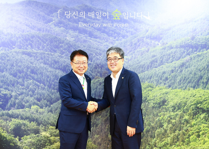 손병복(왼쪽) 울진군수가 임상섭 산림청장을 만나 울진금강송에 대한 특별 관리를 요청하고 있다. 울진군 제공 